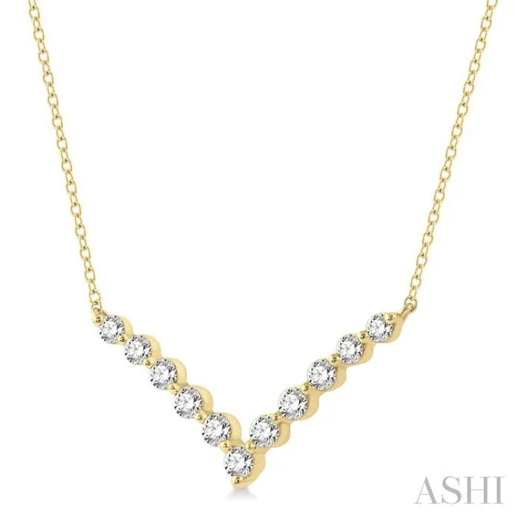 1/2 Ctw Chevron Round Cut Diamond Necklace in 14K Yellow Gold