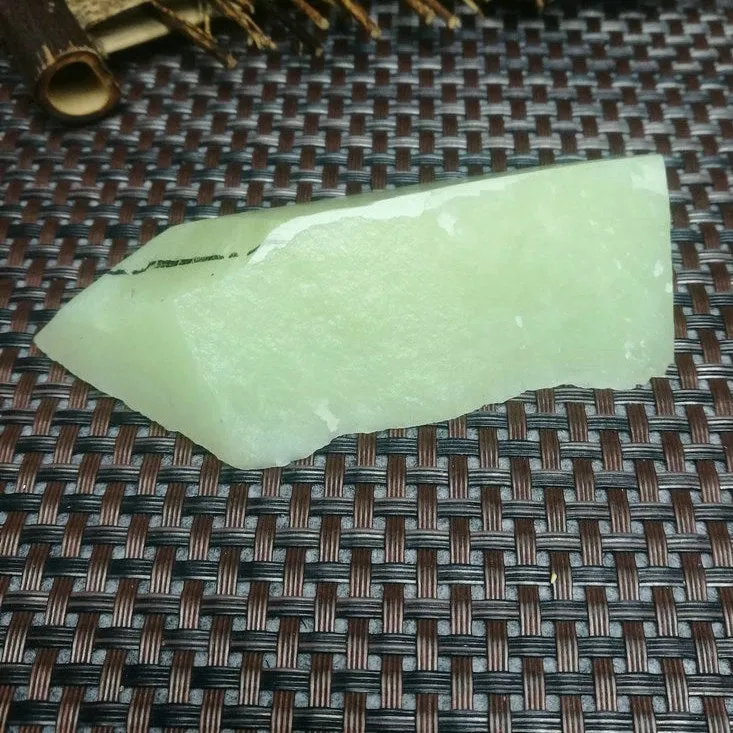 Natural Kunlun Jade Rough Nephrite Raw (105g,9X4.5X2.2cm)