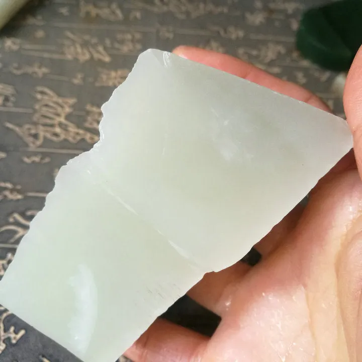 Natural Kunlun Jade Rough Nephrite Raw (208g, 8X4.5X3cm)