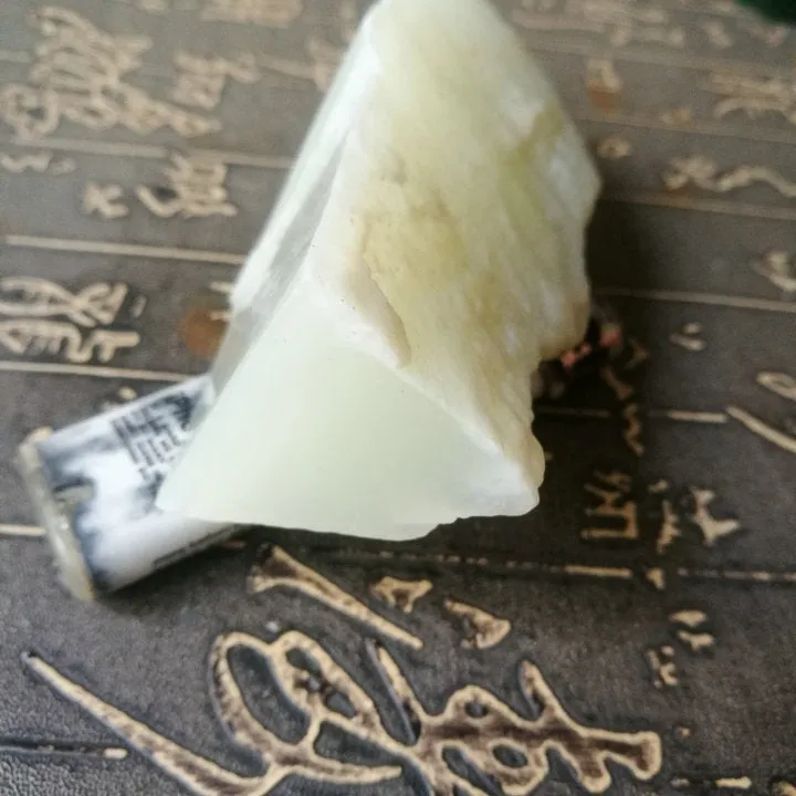 Natural Kunlun Jade Rough Nephrite Raw (208g, 8X4.5X3cm)