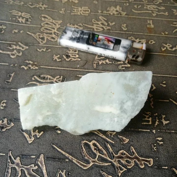 Natural Kunlun Jade Rough Nephrite Raw (208g, 8X4.5X3cm)