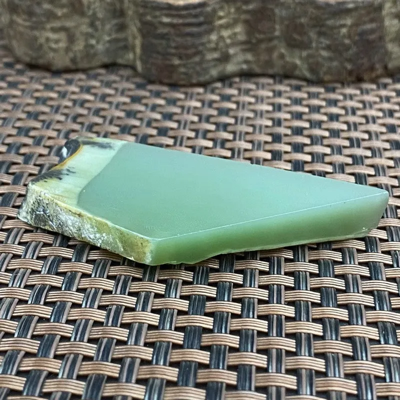 Natural Kunlun Jade Rough Nephrite Raw (24g,5.8X2.7X0.8cm)